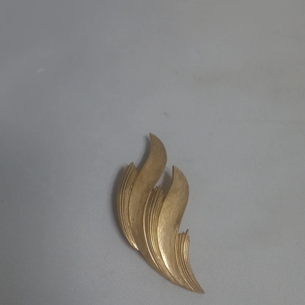 Vintage TRIFARI CROWN GOLD BROOCH PIN‎